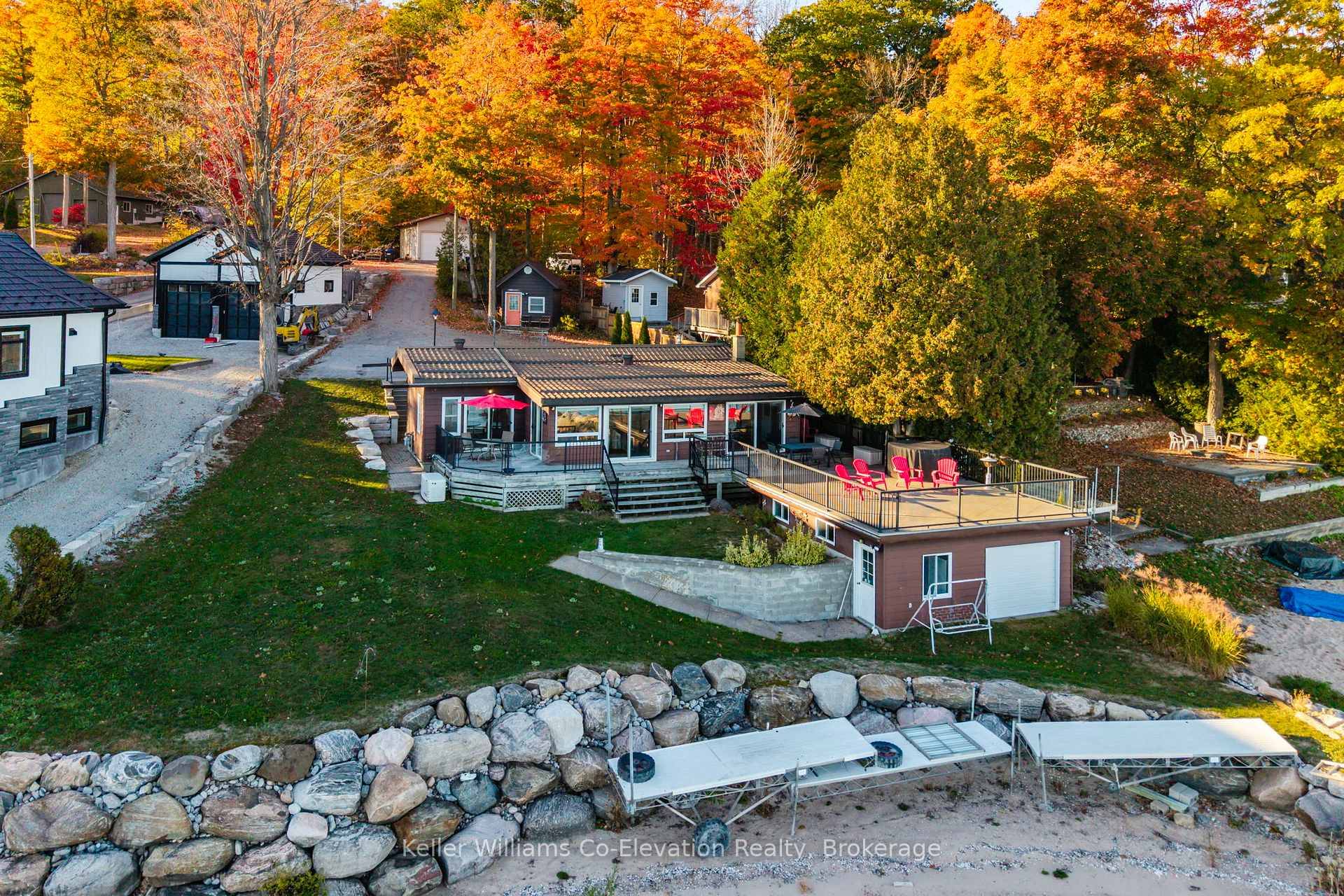 Stunning views from this prime Midland Point waterfront home with 93.