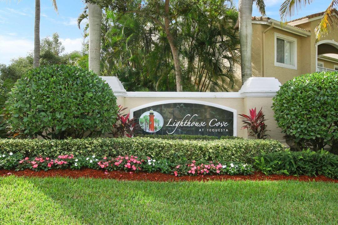 Rarely available 3 bedroom, 2 bathroom condo in Lighthouse Cove, Tequesta !