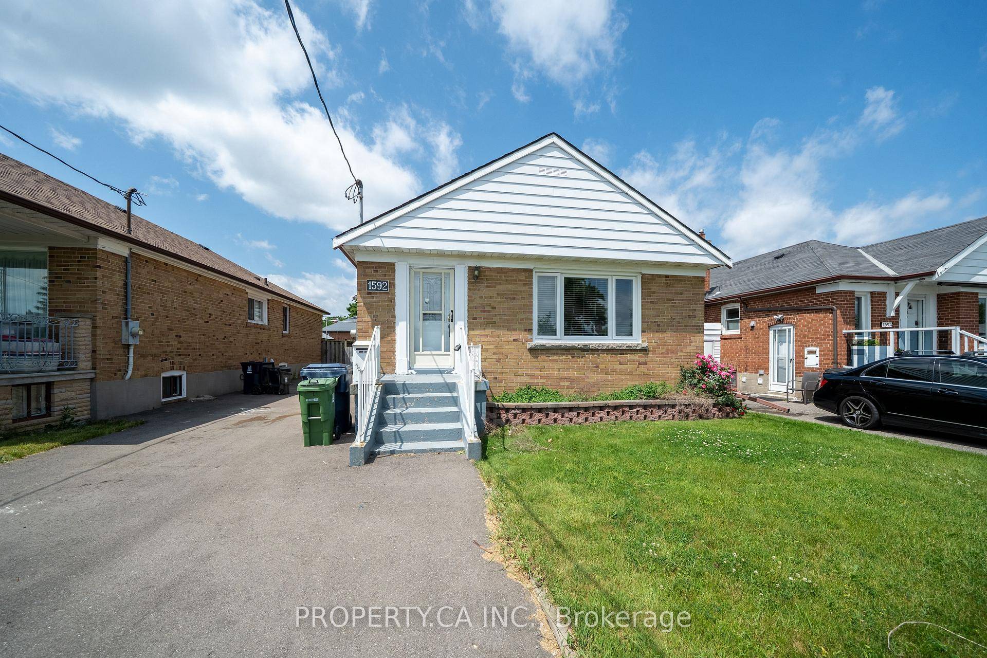 Welcome to this bright and charming 3 bedroom home located in the highly sought after Wexford Maryvale community !