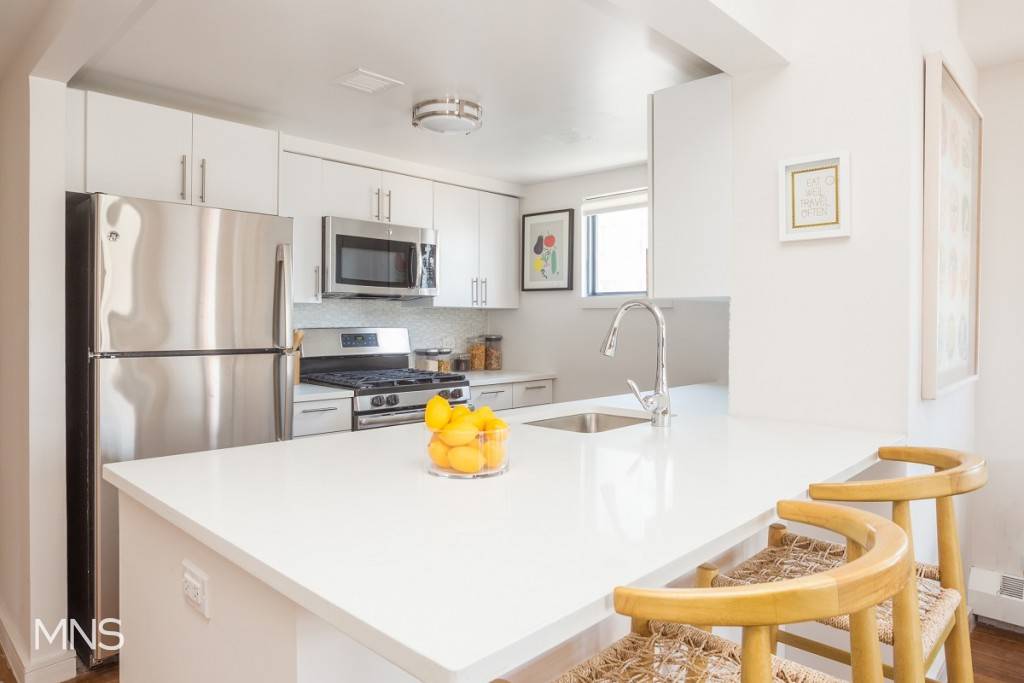 Beautiful 2 Bedroom Apartment Available Now !