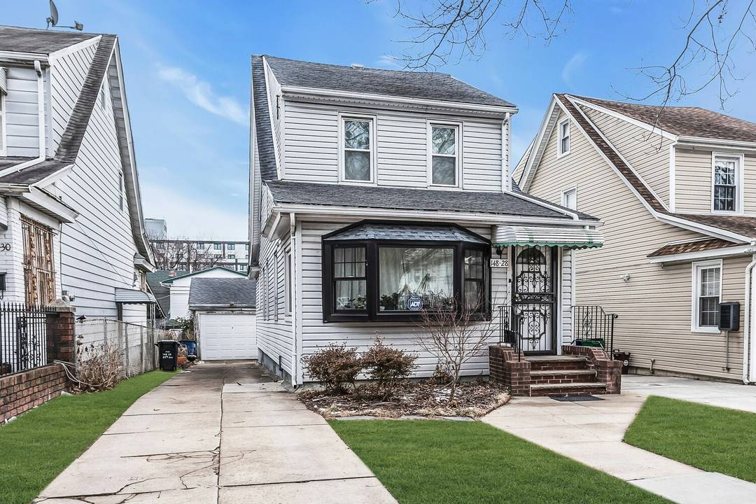 Welcome to Briarwood... This Detached Colonial features an Renovated Eat In Kitchen with Center Island, Granite countertops, two year old stove, plenty of Cabinetry amp ; Access to the Private ...