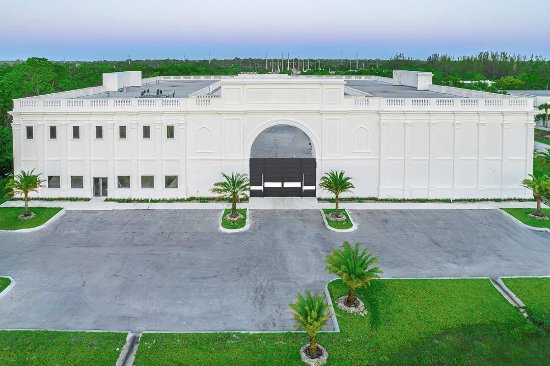 Very upscale Industrial warehouse with 10, 000 2nd floor office spaces airconditioned with solid mahogany doors.