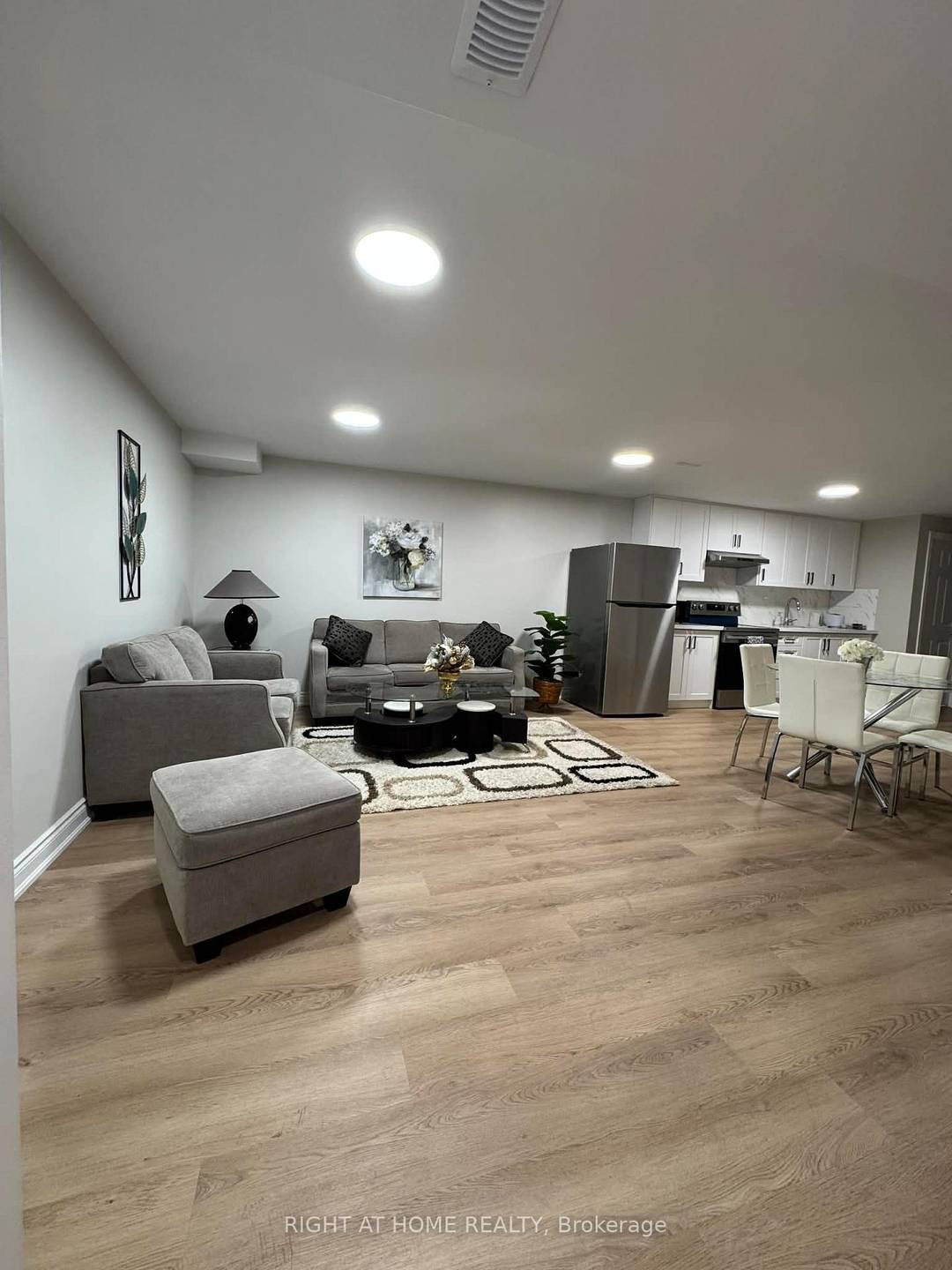 FOR LEASE CHURCHILL MEADOWS MISSISSAUGA Erin center and Winston Churchill Welcome to this beautiful and bright apartment.