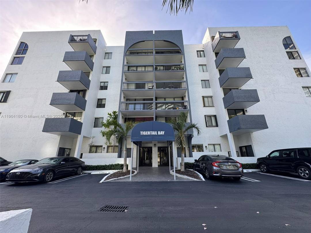 Experience the vibrant lifestyle of Miami s Coconut Grove in this updated 2 bedroom, 1 bathroom condo.