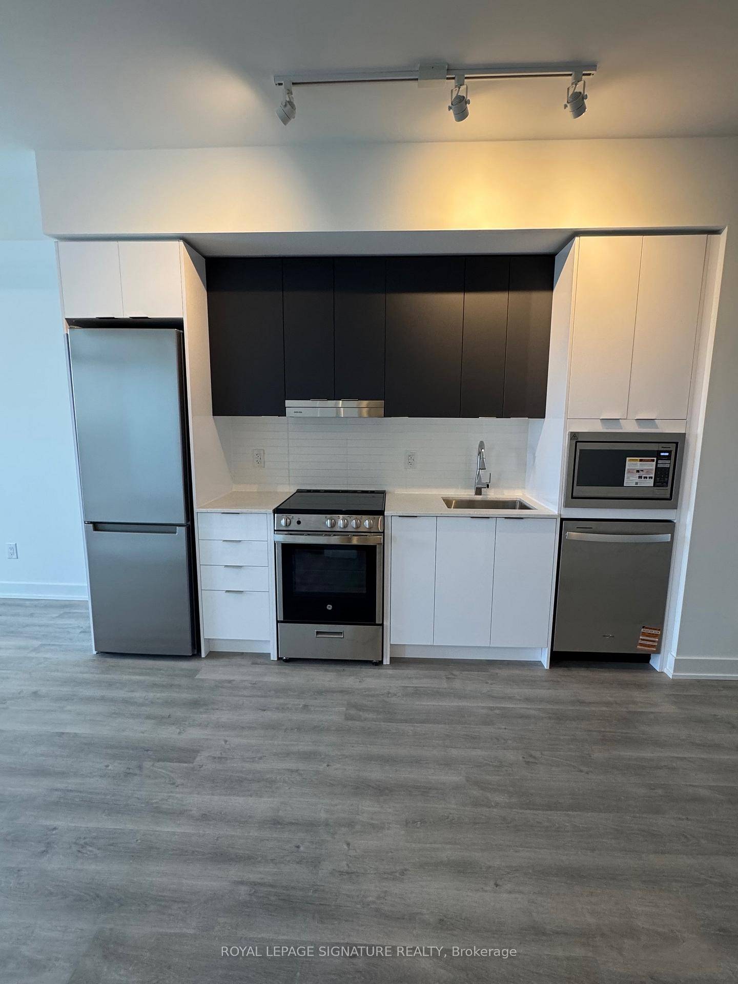 Welcome to Canopy Tower, Brand new, Never lived in Beautiful amp ; Bright Executive condo, One Bed Plus Den Luxury Condo with big balcony, Laminate Through Out Unit, Open Concept ...