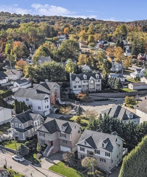 Exquisite custom built 4 bedroom 3.