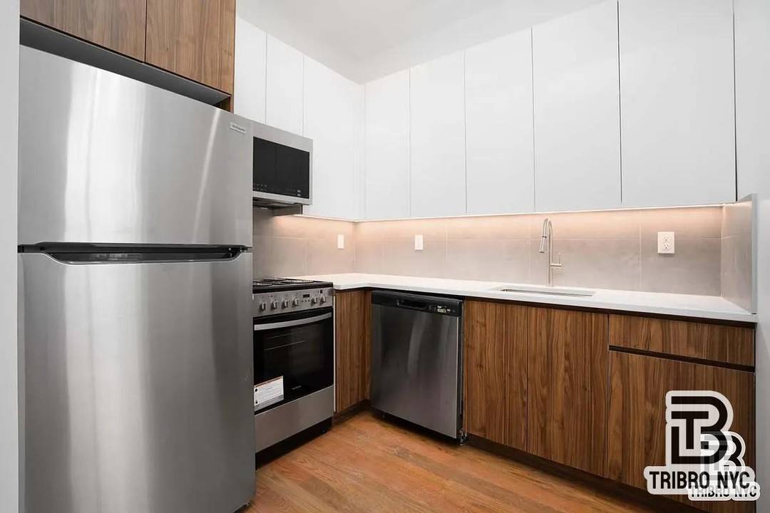 Brand New ! Williamsburg 2BR 2BA Designer ApartmentWelcome to the elevated Brooklyn lifestylethis sun drenched 2BR 2BA duplex blends soaring design, premium finishes, and wide open space in the beating ...