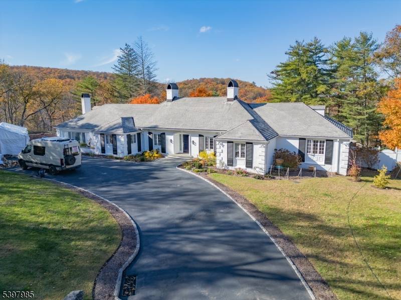 Welcome to 18 Pepperidge Tree Terrace in Smoke Rise, Kinnelon.