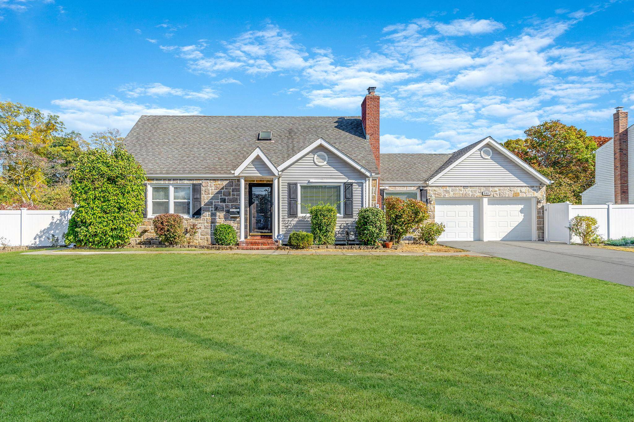 Back on Market Located in a desirable neighborhood of North Merrick Schools, this home offers six bedrooms, three full bathrooms, and abundant living space.