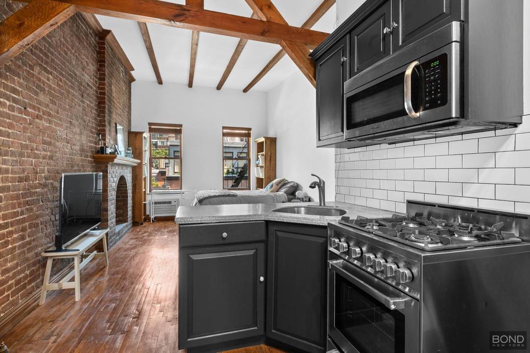 Welcome to the most stylish studio on the market with some of the lowest common charges you will find !