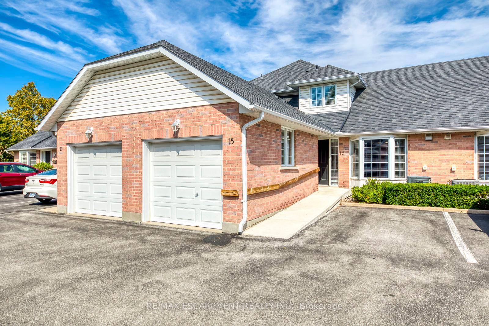 Welcome to 2435 Woodward Avenue, Unit 15 a beautifully maintained townhome in Brant, one of Burlingtons most desirable and family friendlycommunities.
