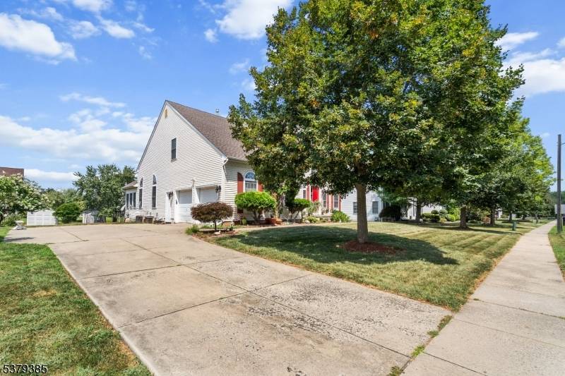 Welcome to your dream home in the prestigious Hampton Ridge development with NEWER ROOF !