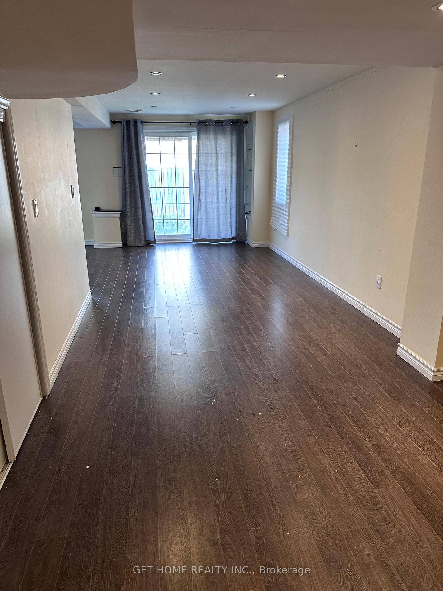 Very prime location. Bright amp ; Spacious Basement studio apartment in a semi detached house spacious studio with Kitchen, full bath, big closet, walk in storage and a big back ...