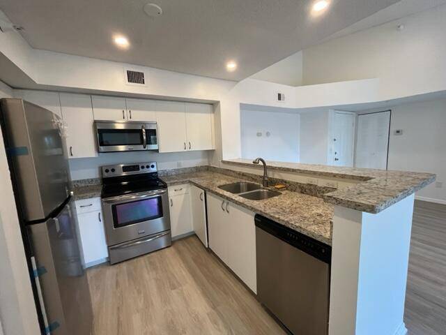 2 2 SPLIT BEDROOM WITH VAULTED CEILINGS.