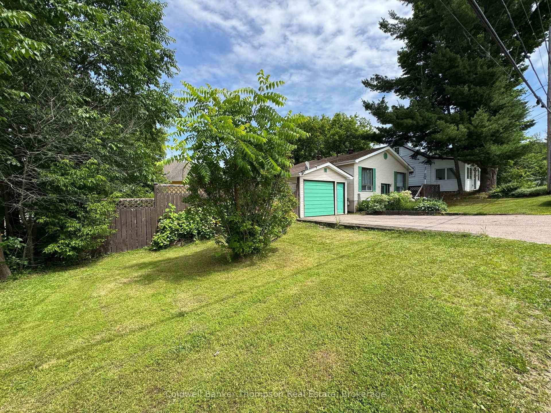 Discover this inviting 3 bedroom split entry home, perfectly situated within walking distance to downtown Huntsville, Avery Beach, Irene Street Park, Boat Launch on Hunter's Bay, The Trans Canada Trail ...