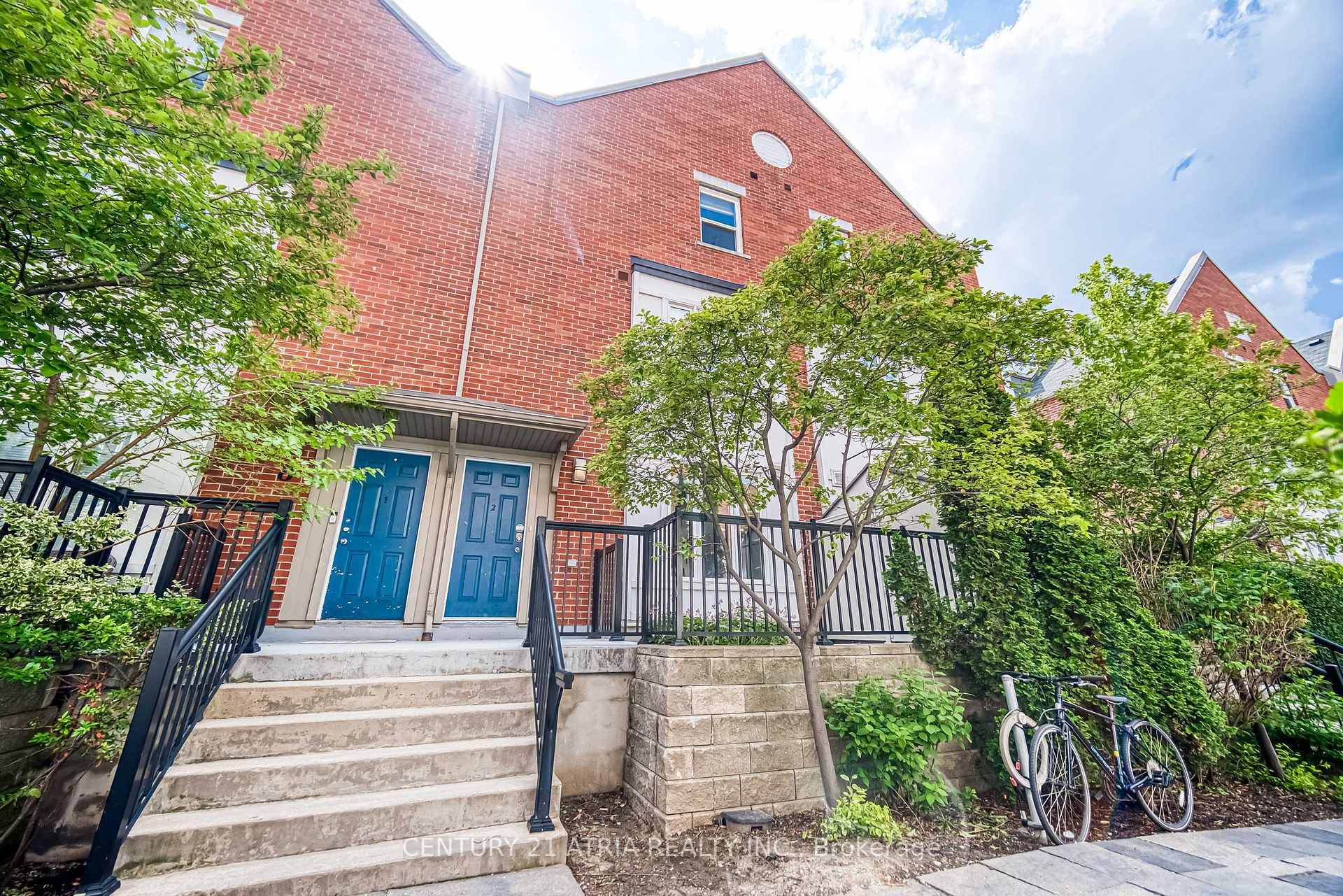 Chic, Renovated Townhome in Family Friendly Neighbourhood.