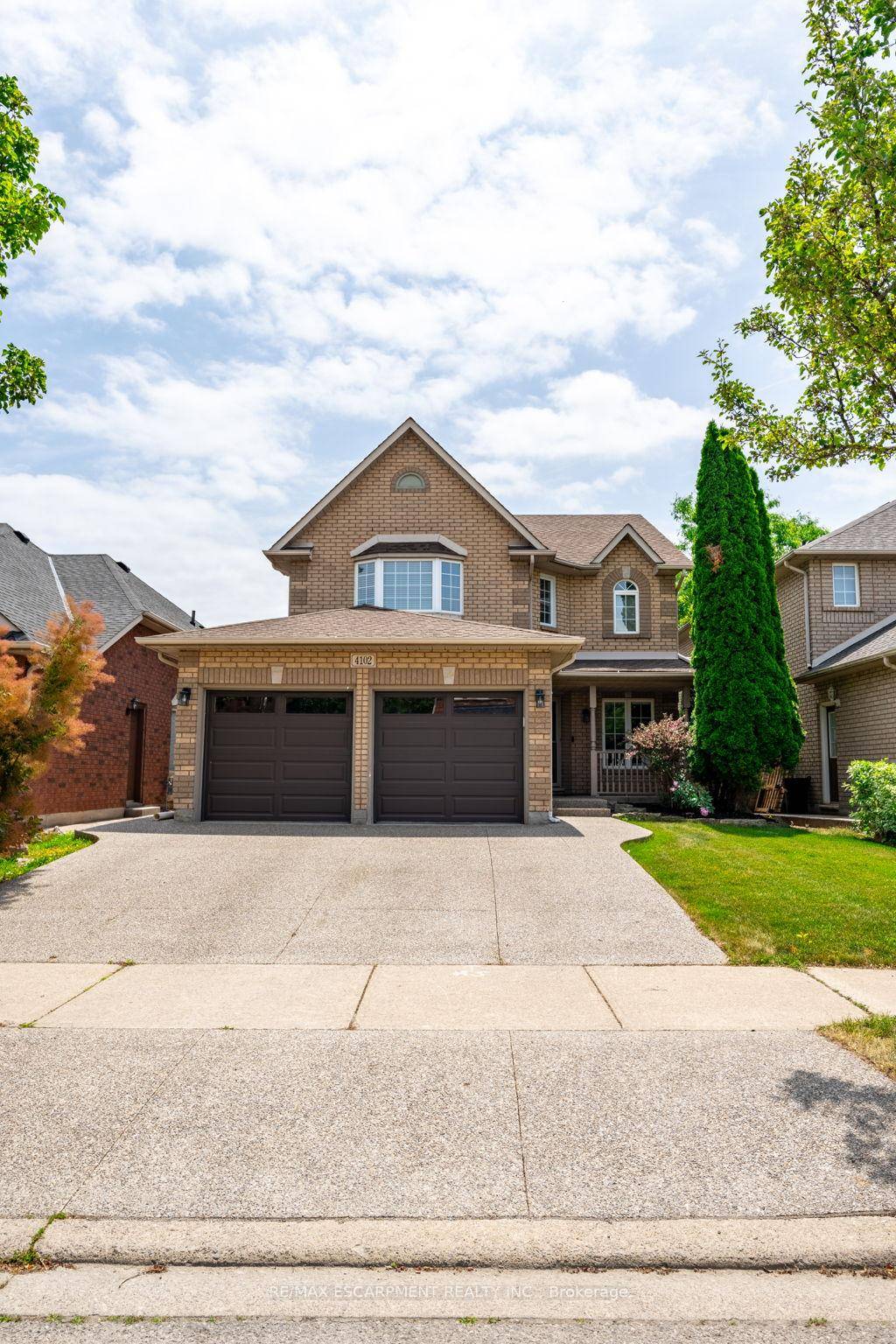 Elegant Family Home in Sought After Tansley Woods Welcome to this stunning, move in ready home located in the heart of Tansley Woods, oneof Burlingtons most desirable and family friendly ...
