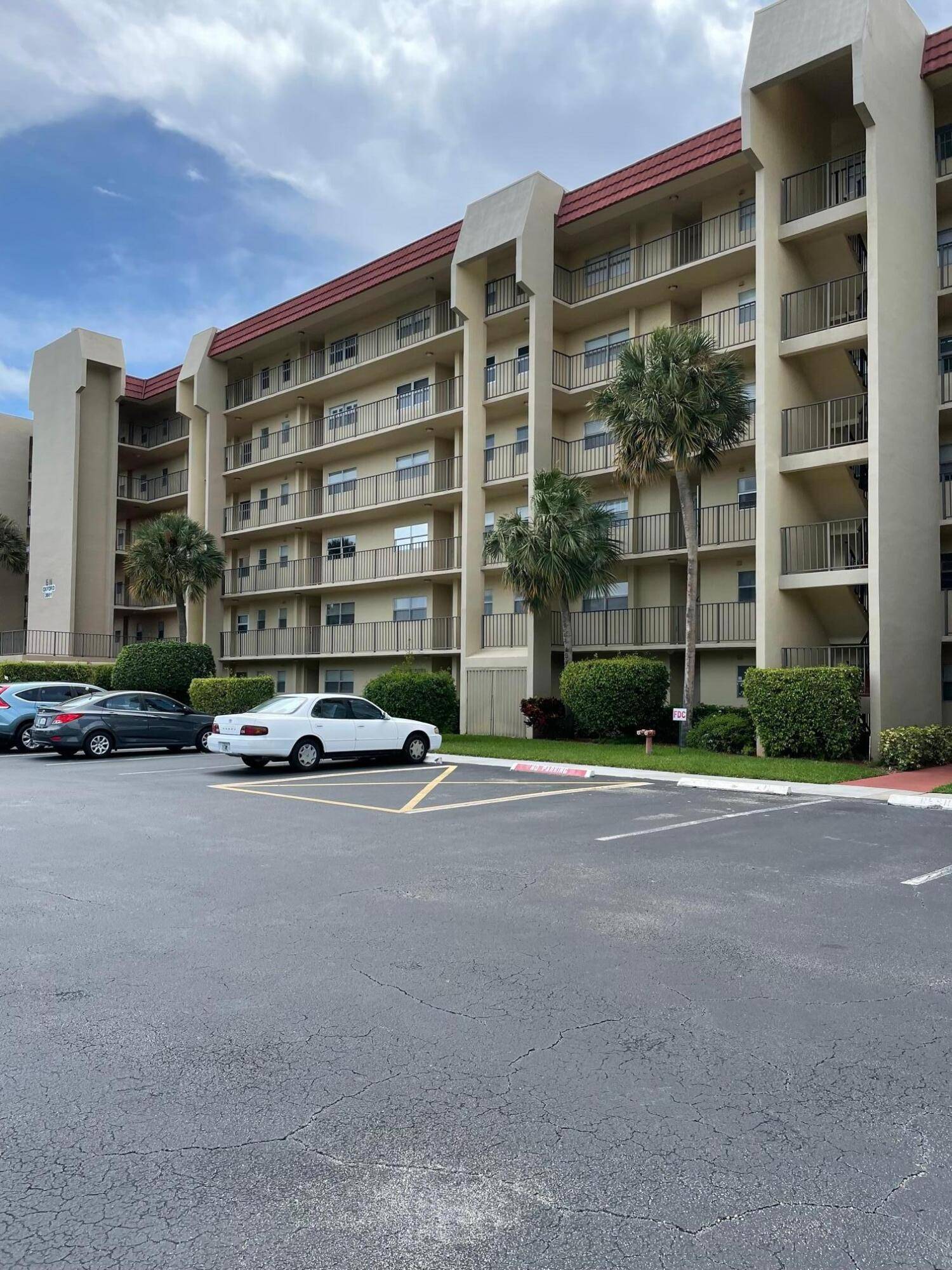 Golf course view, well maintained 1bed 1 1 2 bath unit, screened balcony, eat in kitchen.