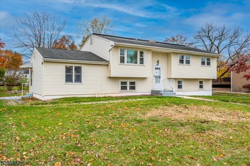 Expanded bilevel with 5 bedrooms, 2.