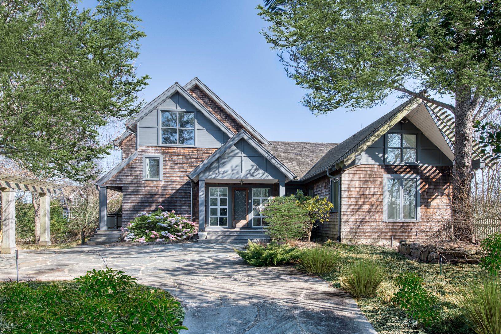 Charming 5 Bedroom Home with Waterviews!!