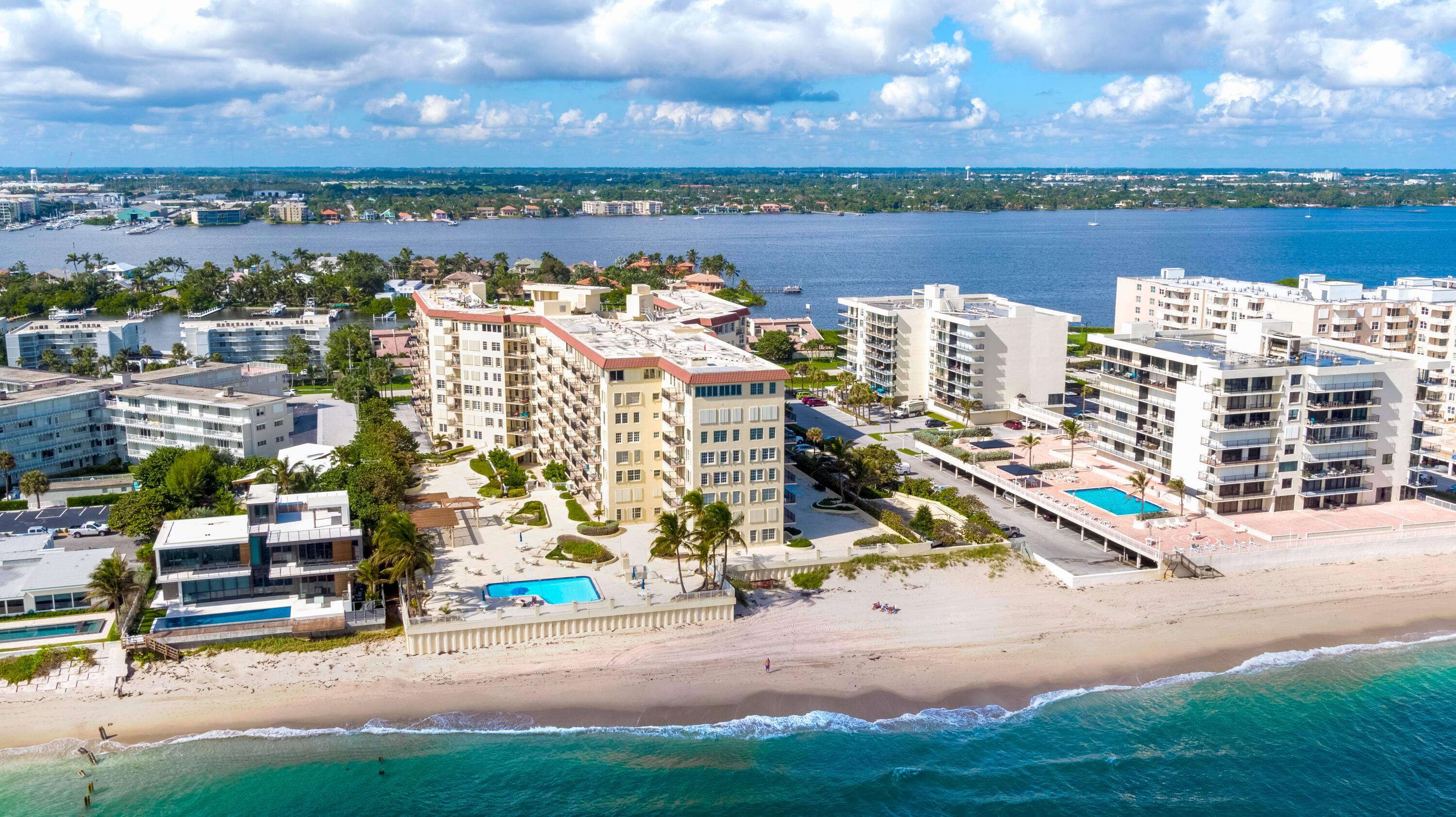 Discover the pinnacle of luxury coastal living at La Bonne Vie Condominium in Palm Beach.