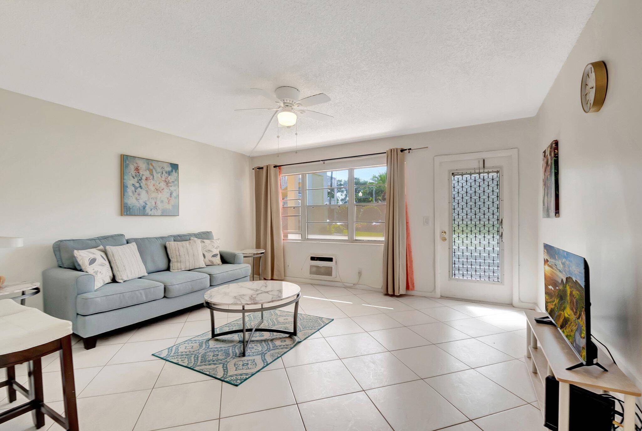 Charming Sunlit 1 Bedroom Condo in a Vibrant 55 Community !