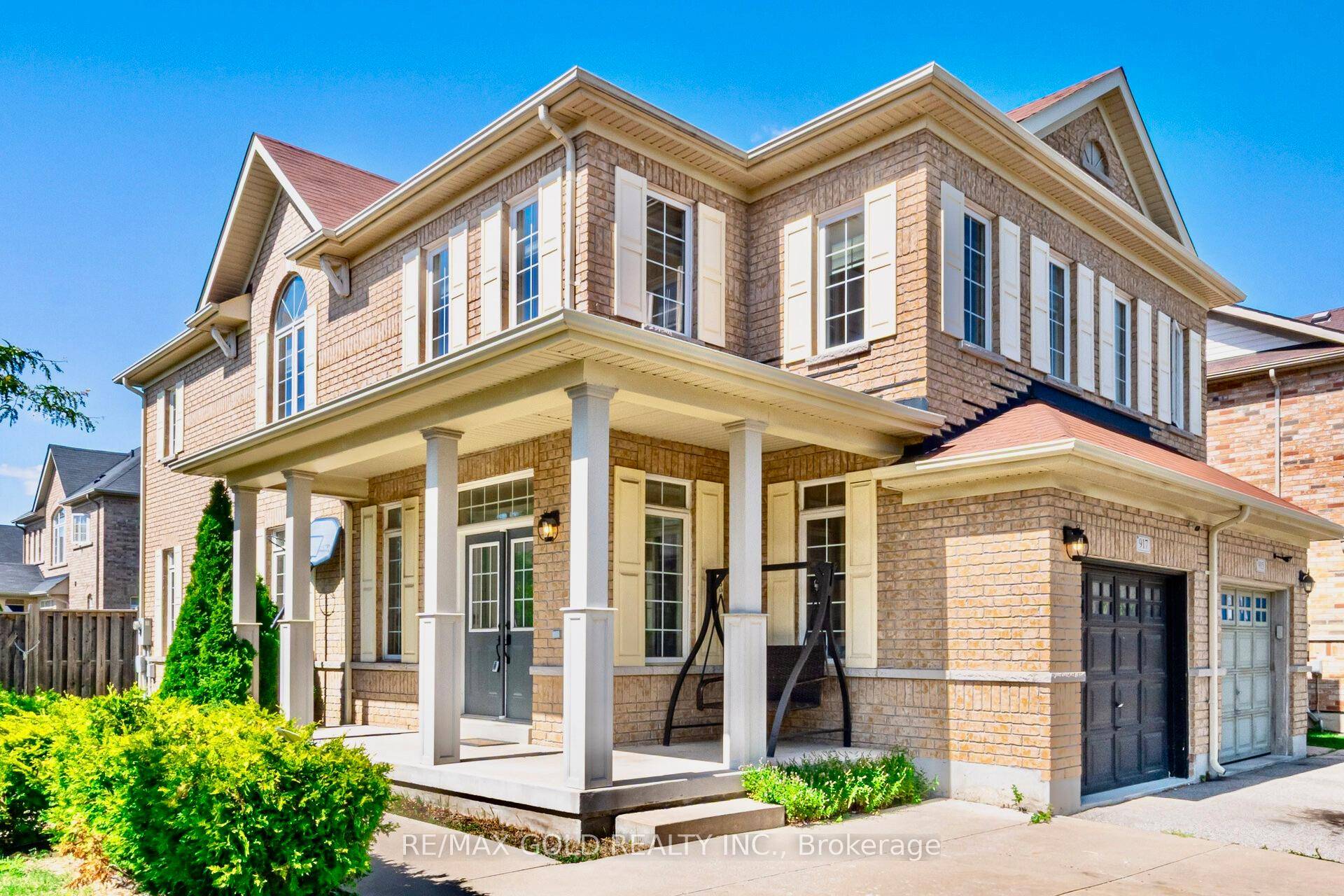 Welcome to 917 Oasis, a spacious 4 bedroom semi detached home on a premium 38 x 104 corner lot.