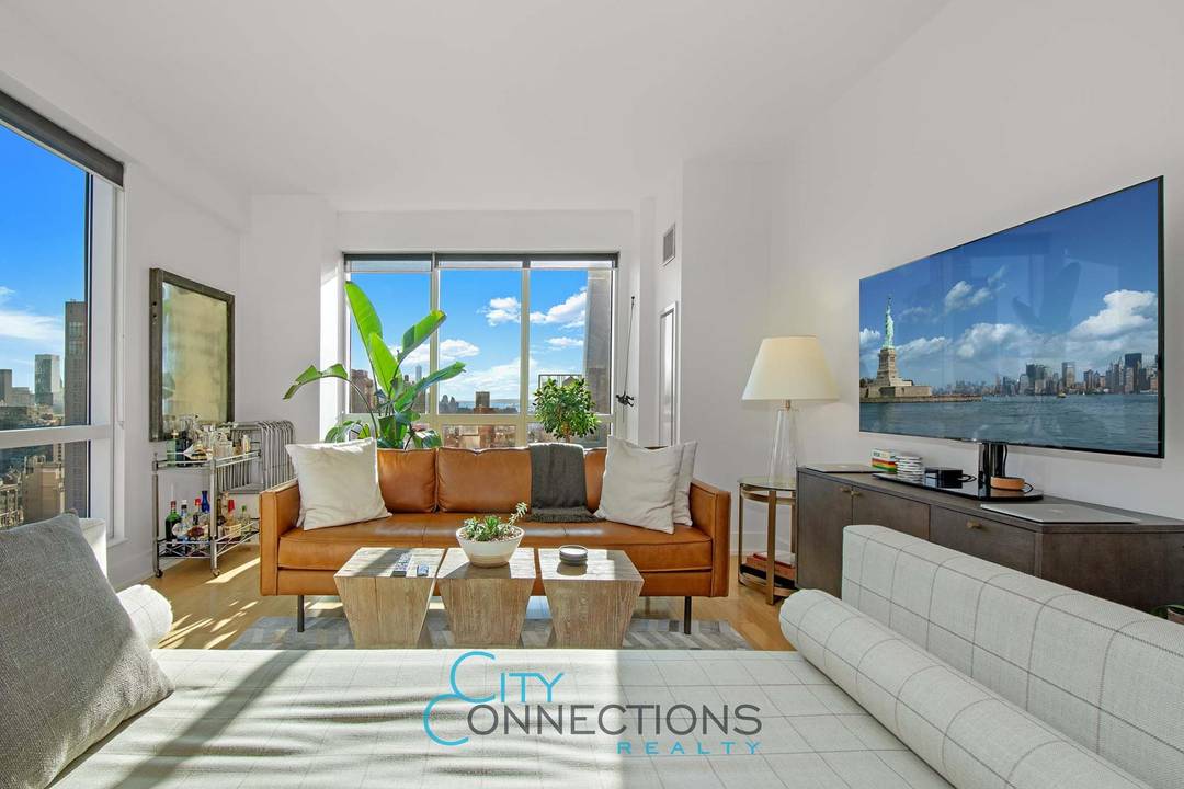 Treat yourself to the finest condo in Midtown !