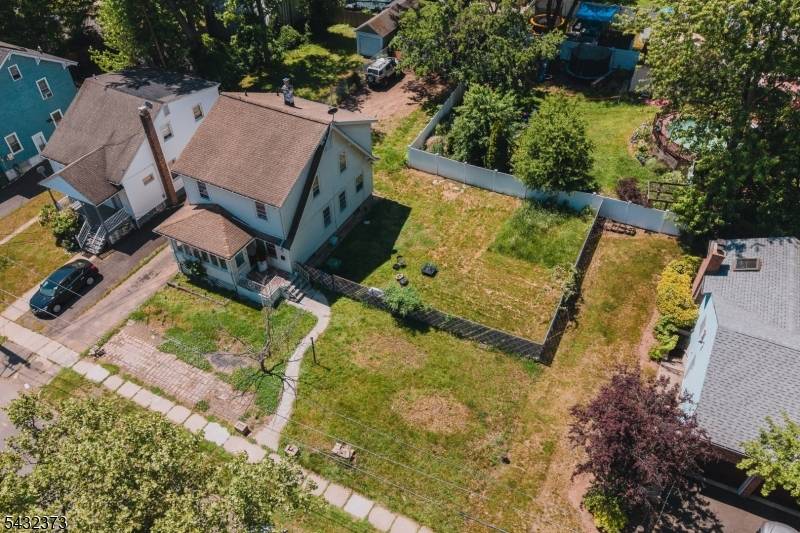 Charming residential property located in the heart of Roselle.