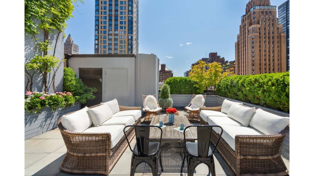 Expansive Private Outdoor Terrace in the HEART of Manhattan !