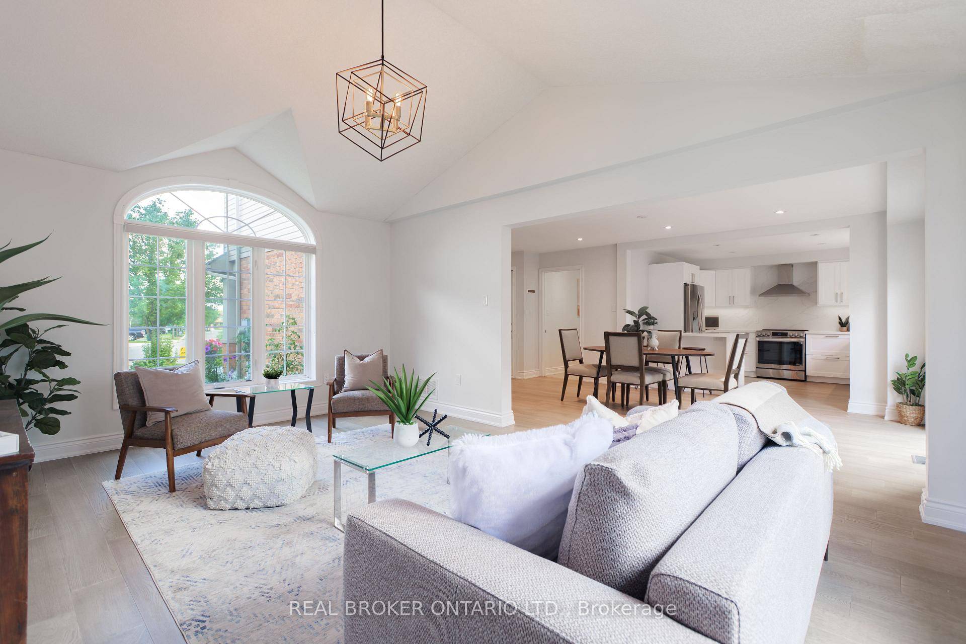 Welcome to your new home at 83 Benedict Place ; a stunning 4 1 bedroom, 3 bathroom detached house in one of Hamilton's most desirable neighbourhoods !