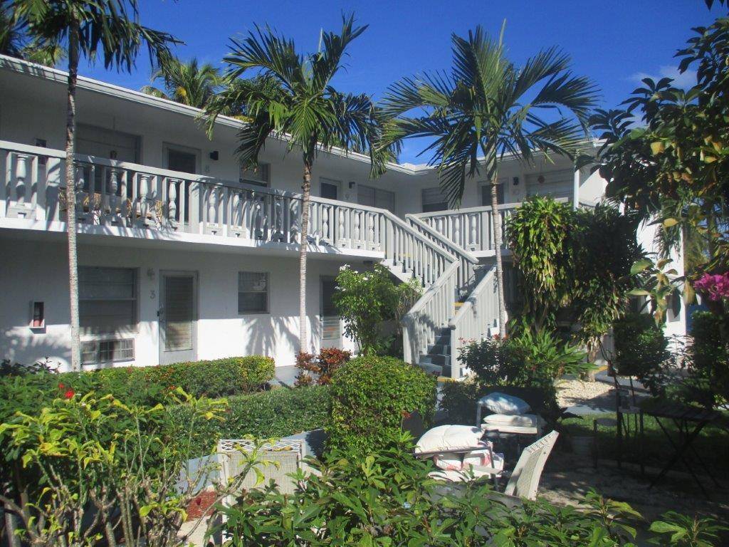 This large 2 bedroom 1 bath unit with laundry room in unit is located only 2 blocks from Downtown Lake Worth Nightlife and shopping.