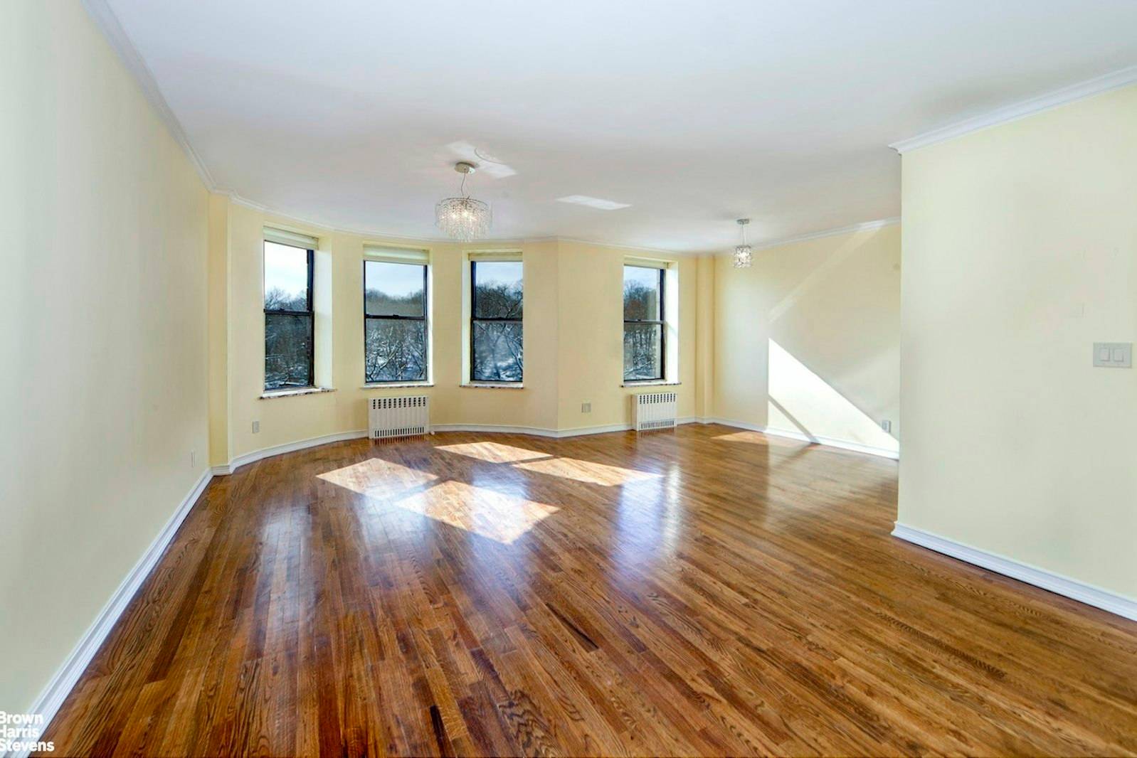 Direct Park View This prewar beauty has wonderful direct southern sunny Park views from the living room The apartment is in excellent condition the windowed kitchen has great storage and ...