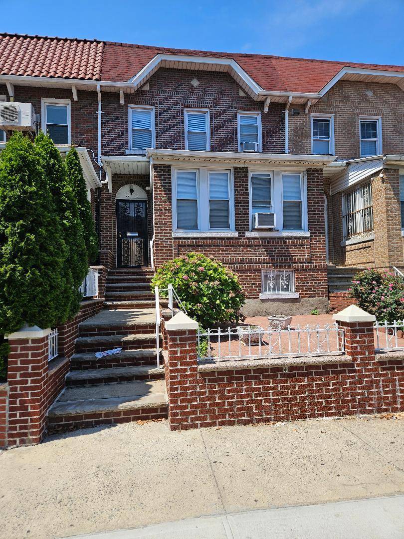 Charming Duplex in the Heart of East Elmhurst Come see this beautiful duplex located in the vibrant heart of East Elmhurst !