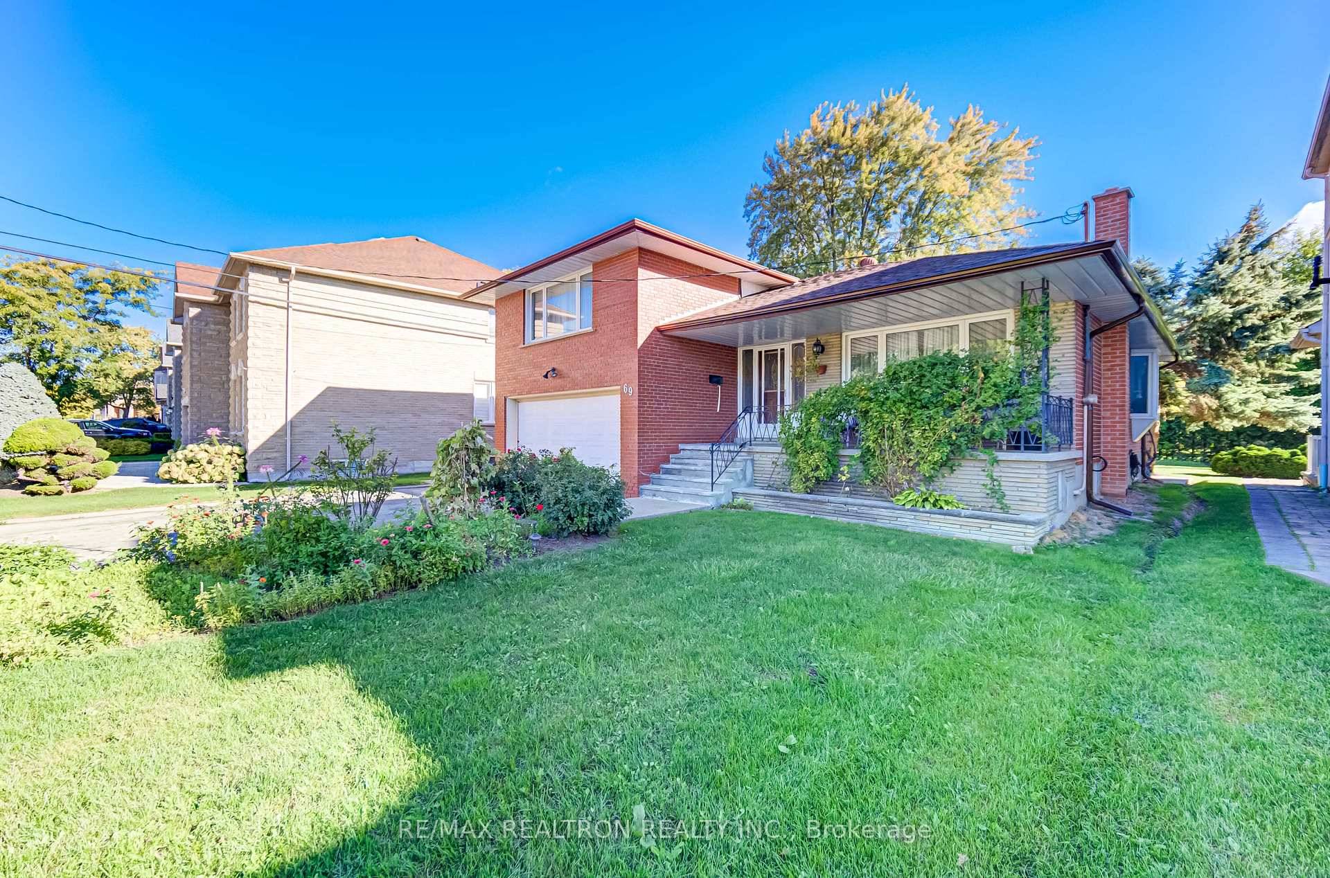 Welcome to this Bright and Welcoming Family Home in the Prestigious Langstaff Community !