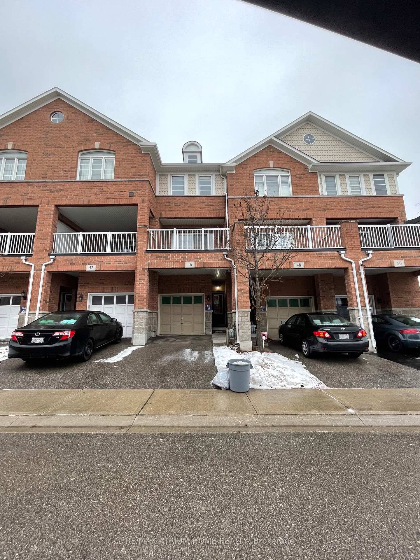 Bright three bedrooms townhouse.