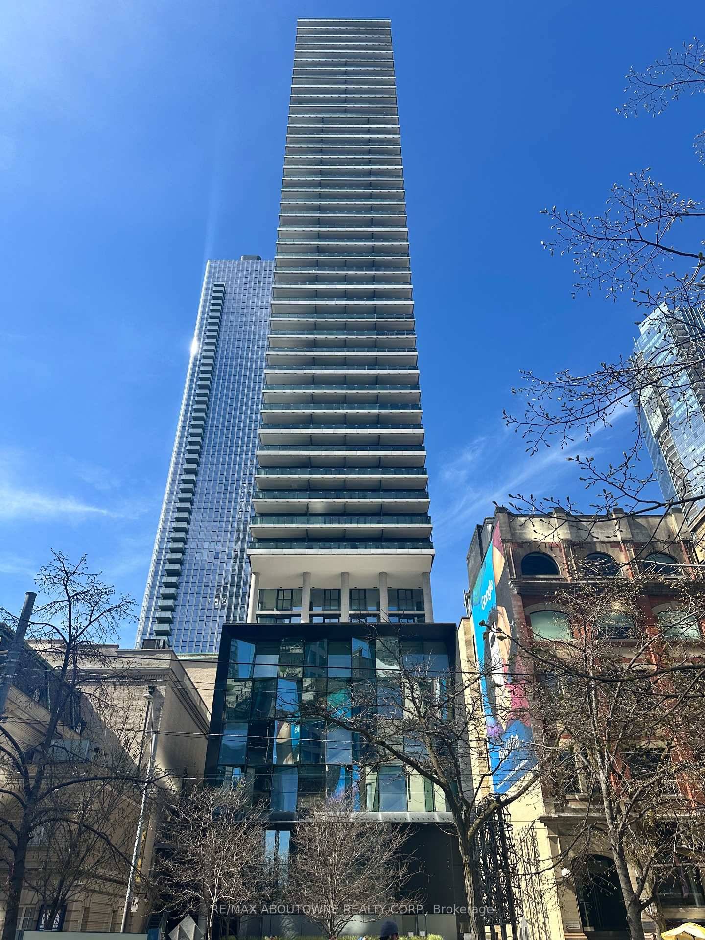 Theatrical Living At Theatre Park In The Heart Of Toronto's Entertainment amp ; Financial Districts.