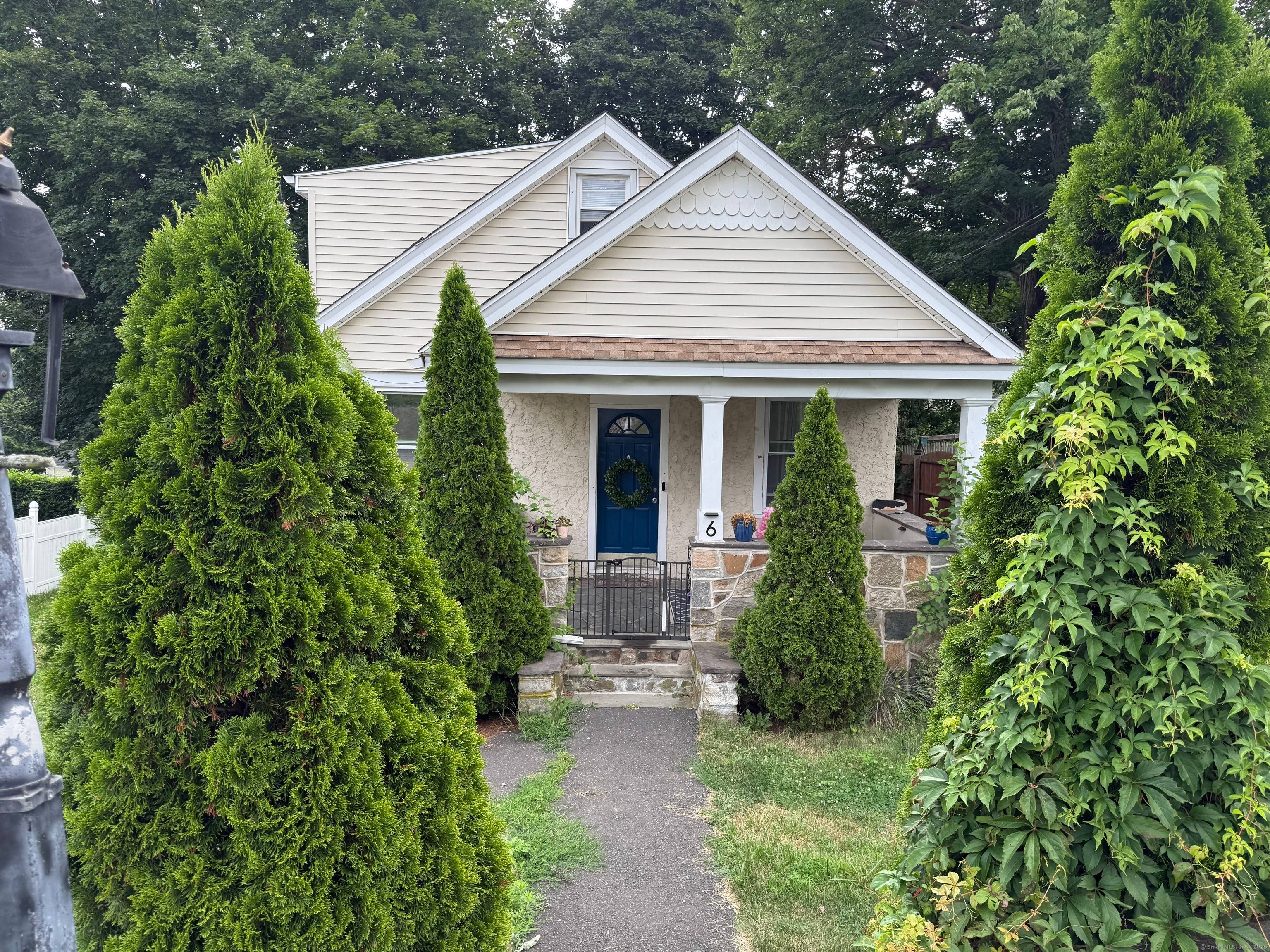 Cozy Cape Cod style home just waiting for you !
