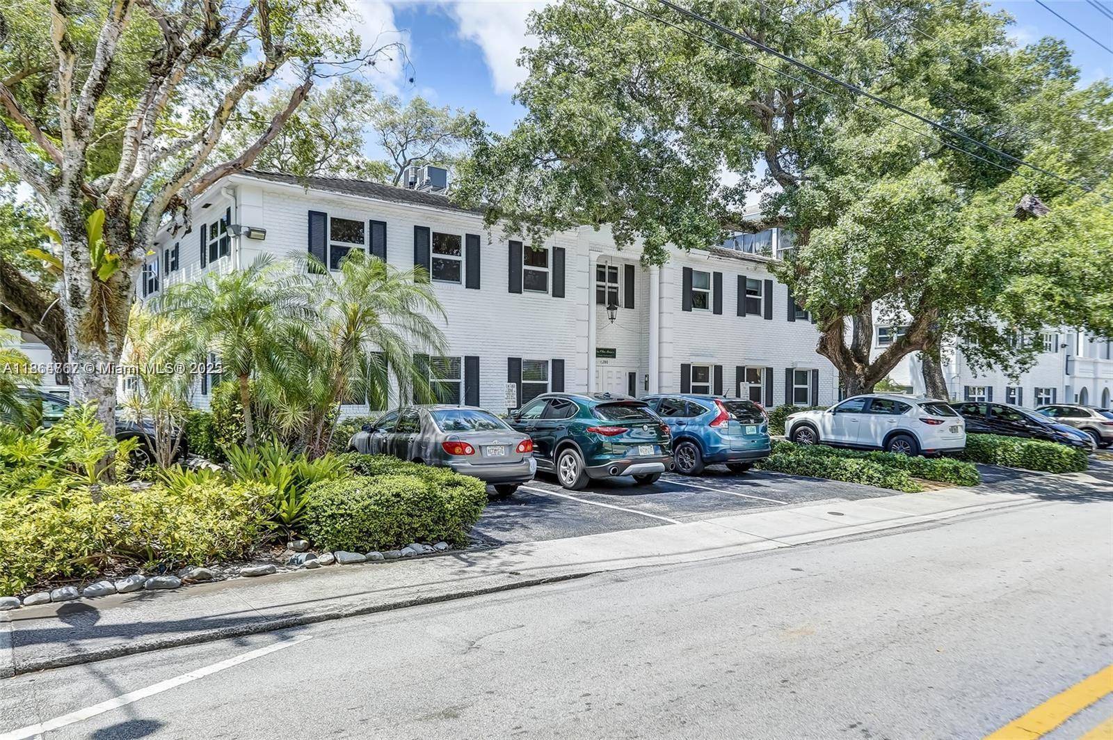 This beautiful unit is backed up to Las Olas Boulevard, live 5 steps away from a world renown hot spot in South Florida with restaurants, shoppes and nightlife.