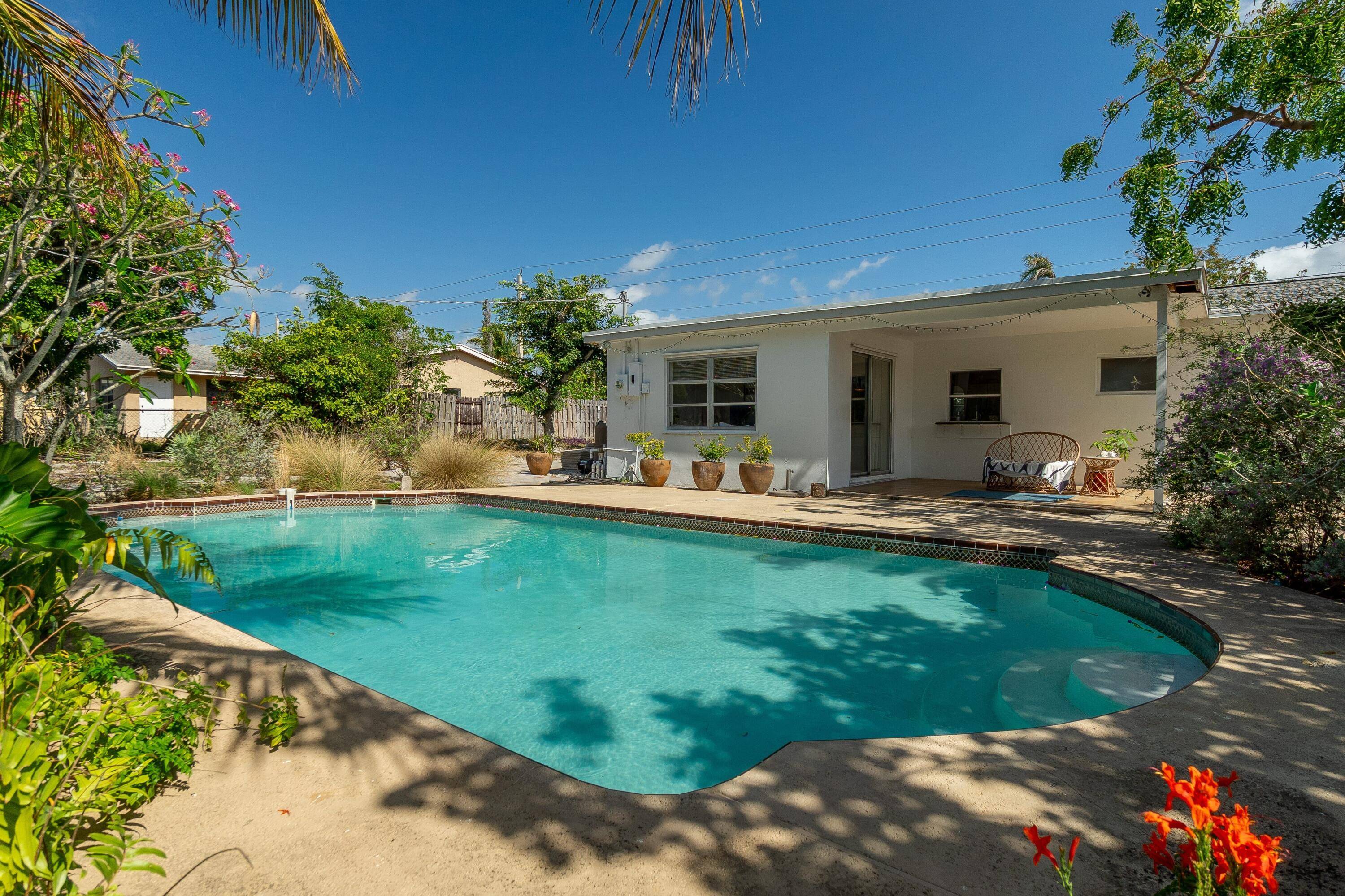 Wonderful 1 story Pool Home with 2 Bedrooms plus Den, 1.
