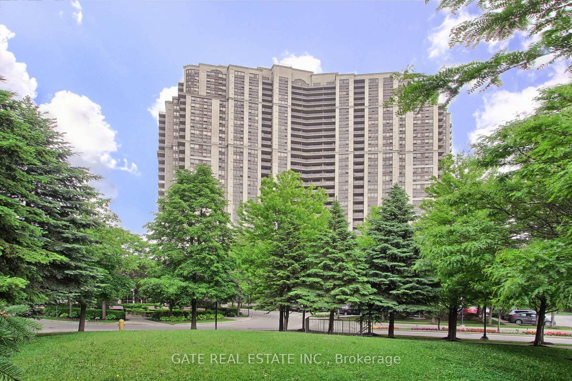 Welcome to luxury living in this spectacular Penthouse Suite on the 30th floor of a prestigiousTridel building.