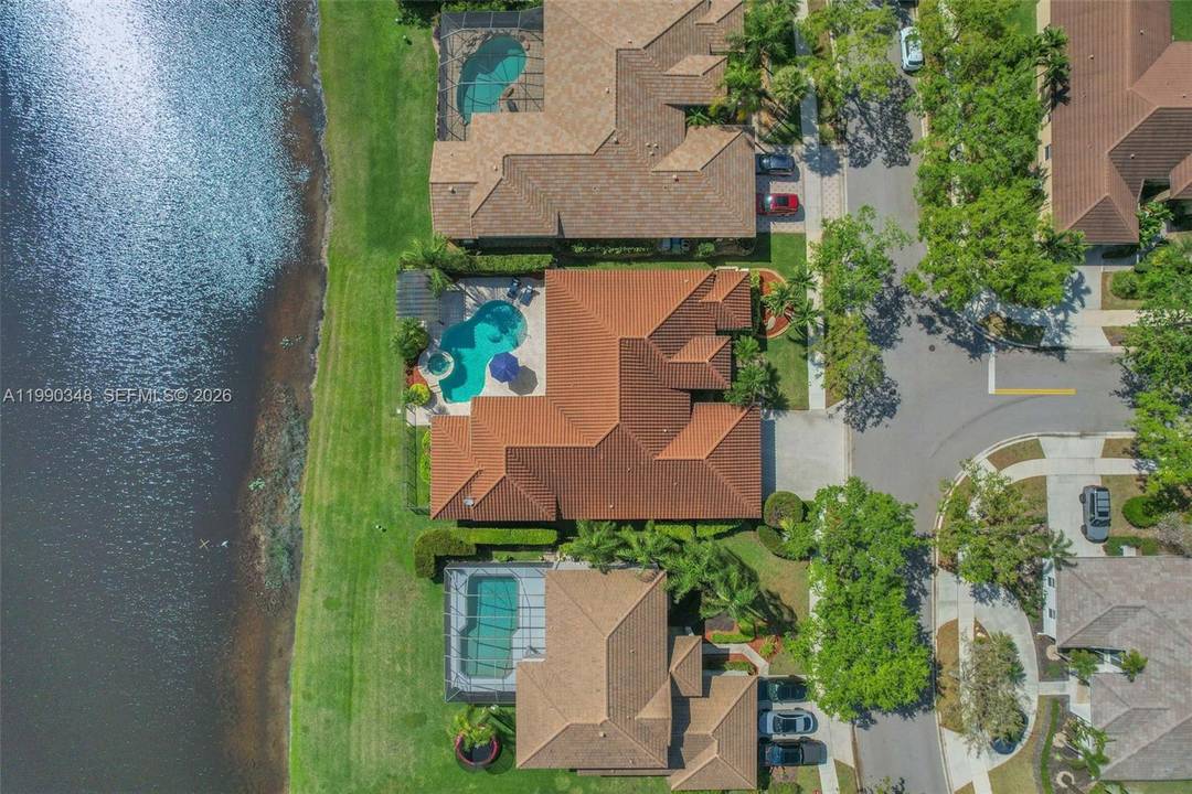 219 Landings Blvd, Weston, FL Affordable Luxury Lakefront Pool Home A School District.