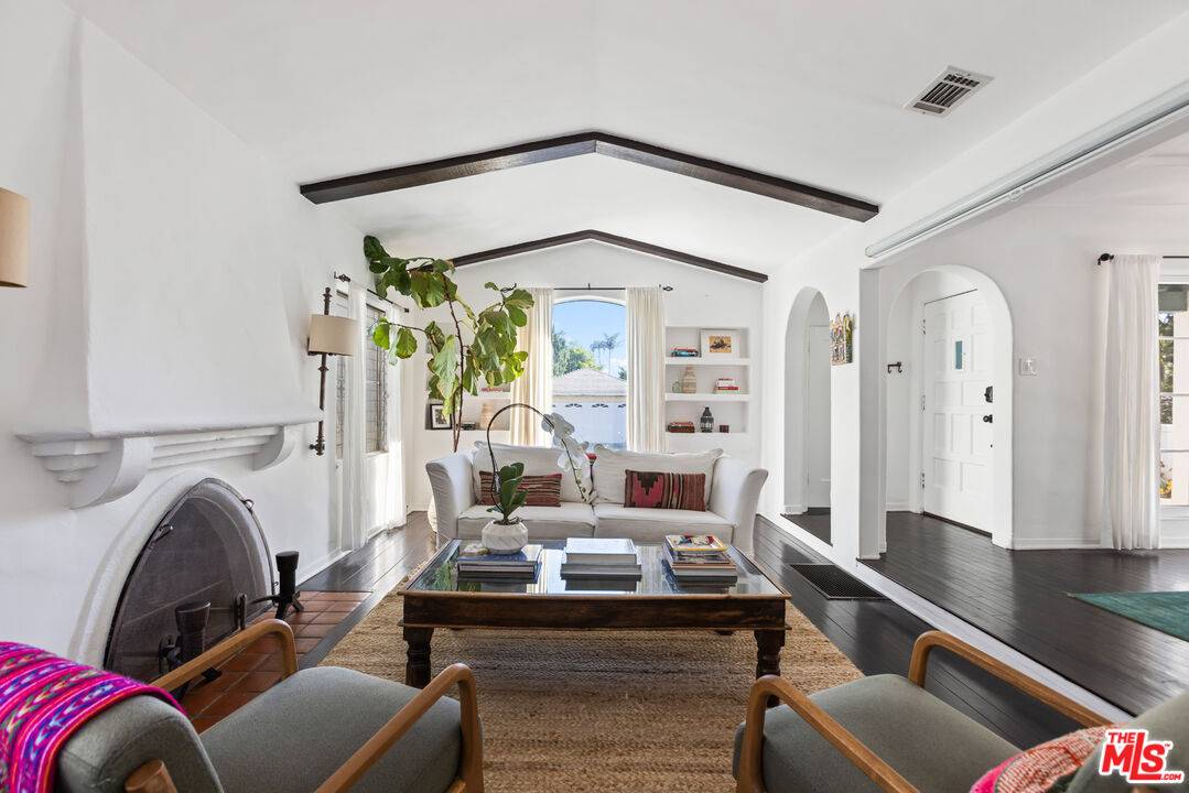 8023   Clinton St 2BR Beverly Grove La