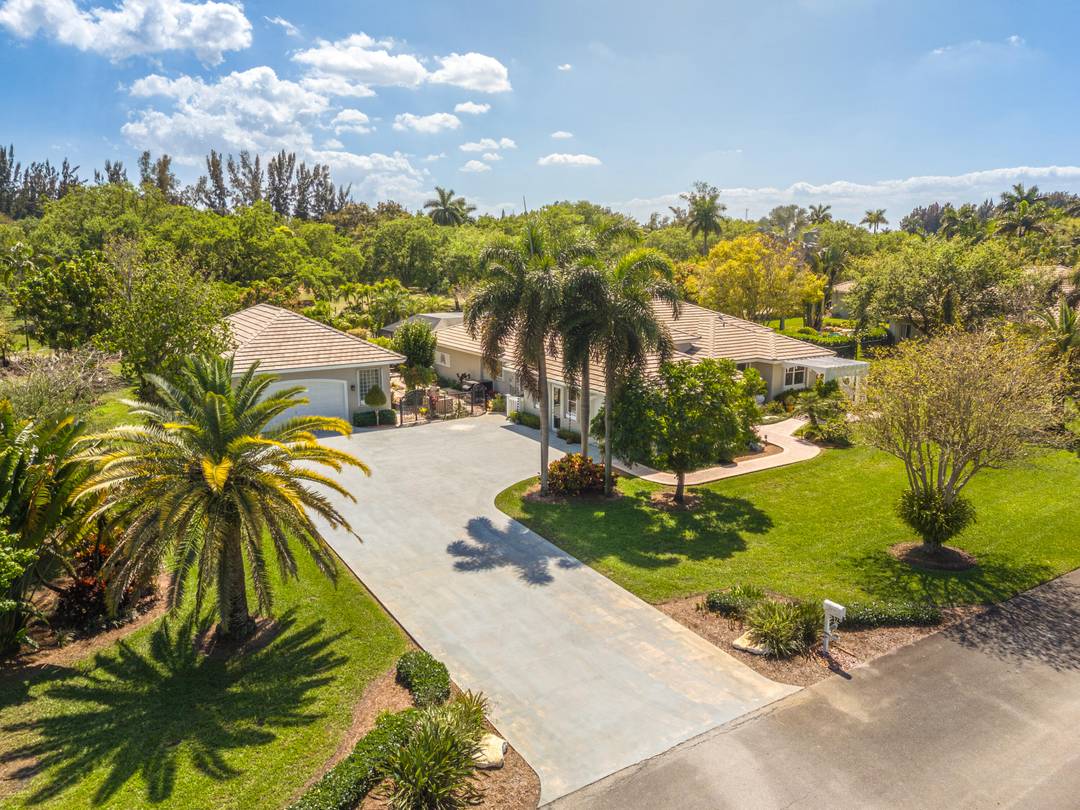 Welcome to your dream home in Davie, Florida !
