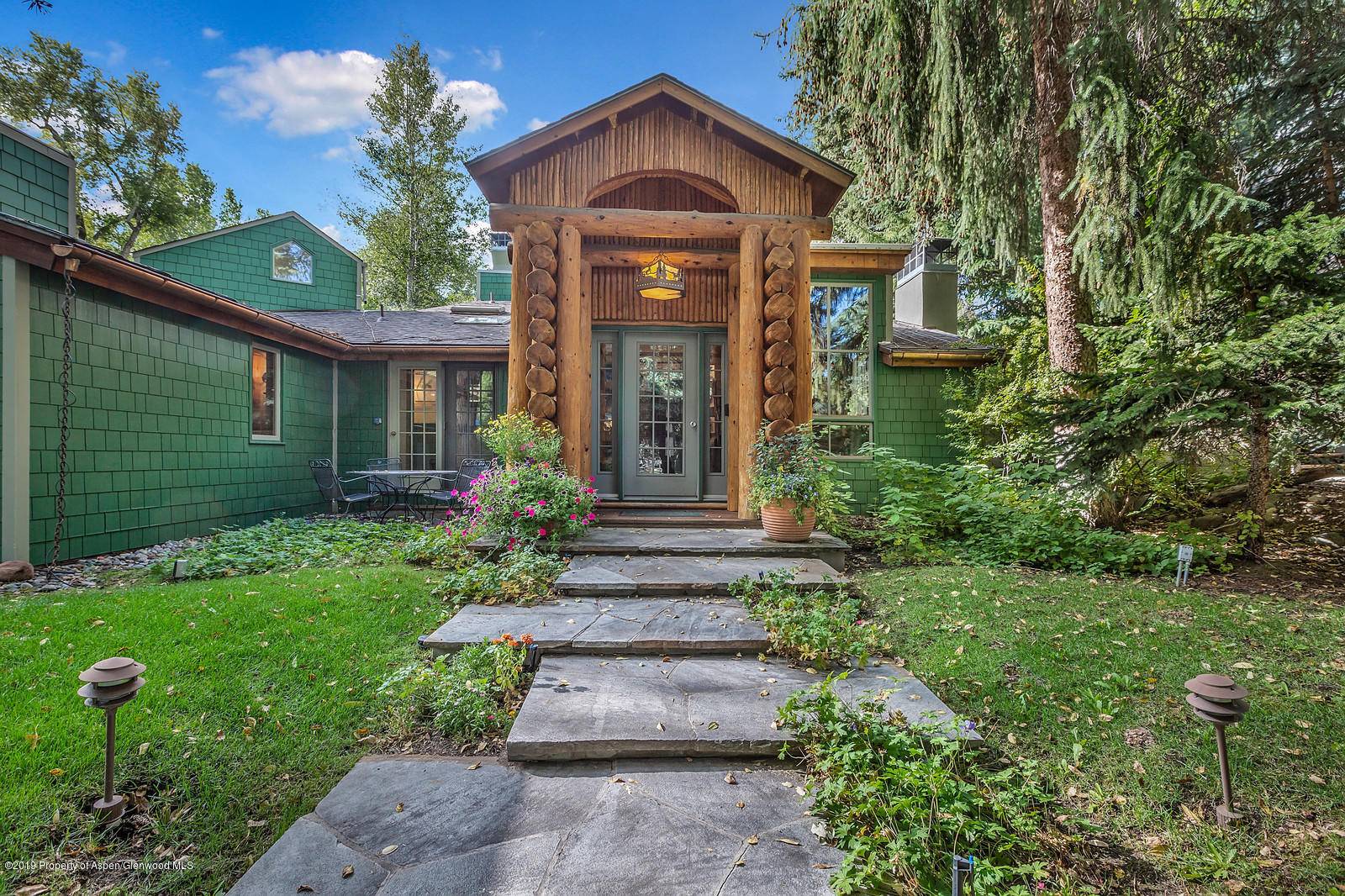 Just blocks from the downtown core of Aspen as well as the Music Tent, the Aspen Institute and so much more ; a better location would be hard to find.