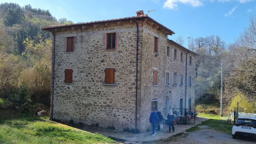 Portion of stone farmhouse with land and annex for sale in the province of Arezzo, Tuscany