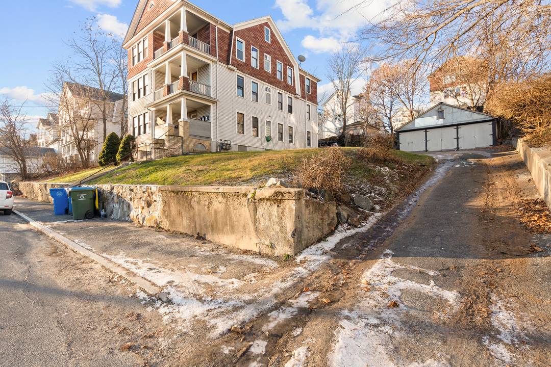 Outstanding Town Plot 3 Family w 3 car garage !