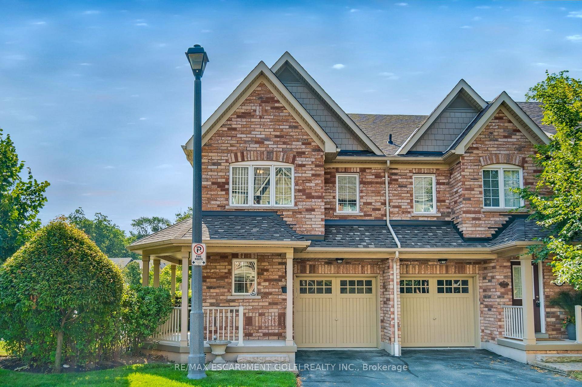 Step into this stunning 3 bedroom END Unit Townhome offering over 1, 800 sq ft of beautifully finished living space, including a bright walk out finished basement !