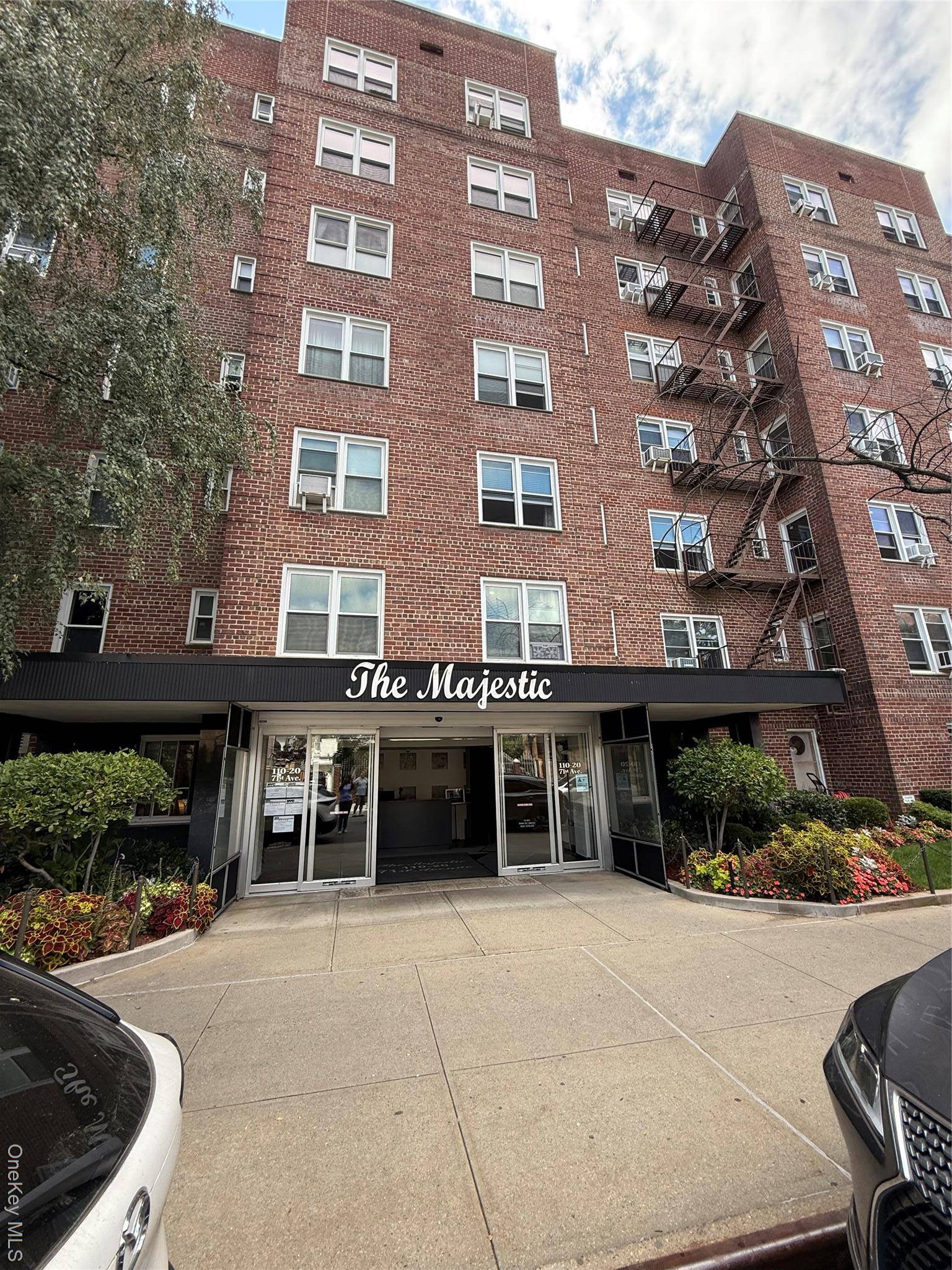 Beautiful well maintained unit in desirable Forest Hills neighborhood.