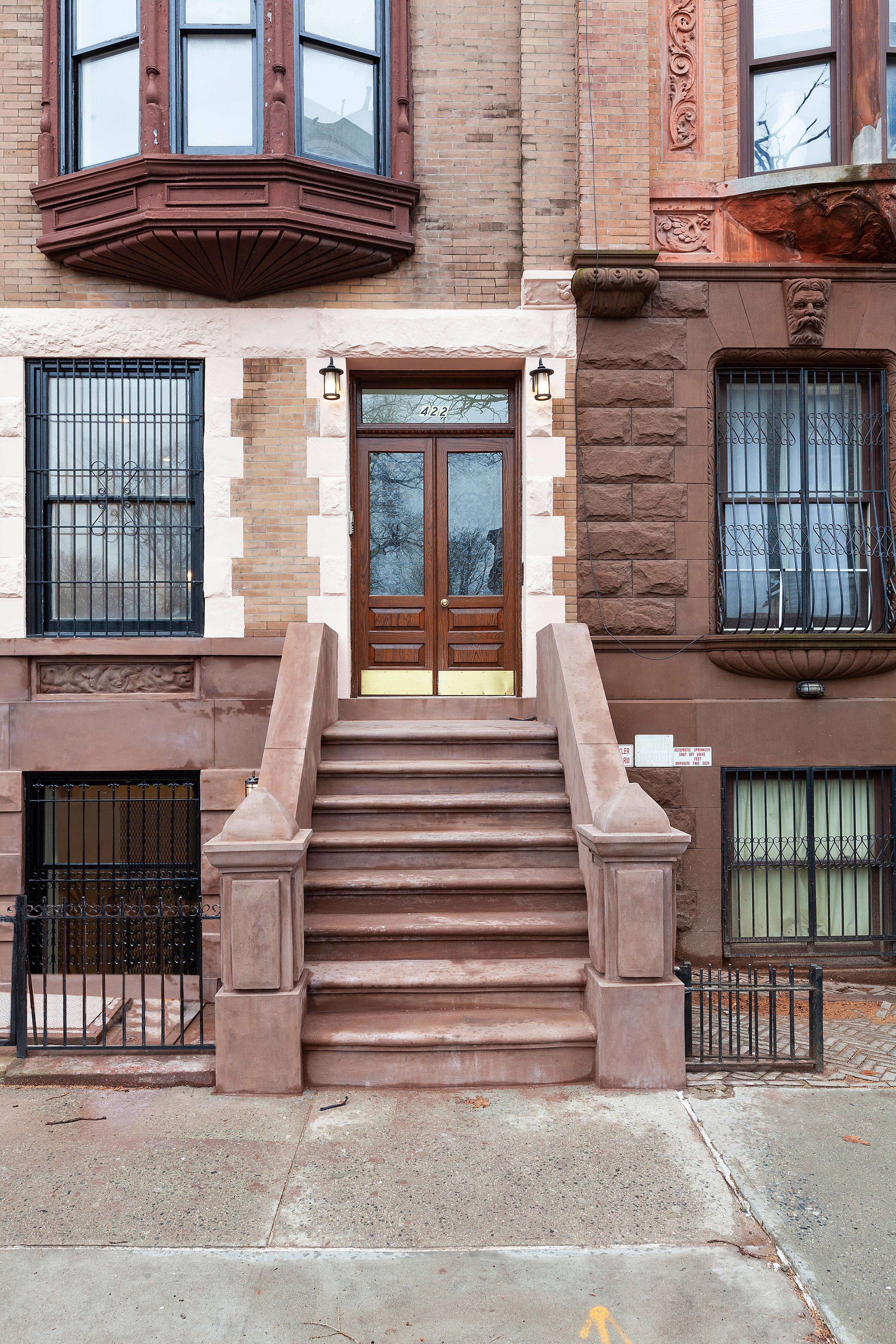 Town house 4 floors Basement Private Garden.